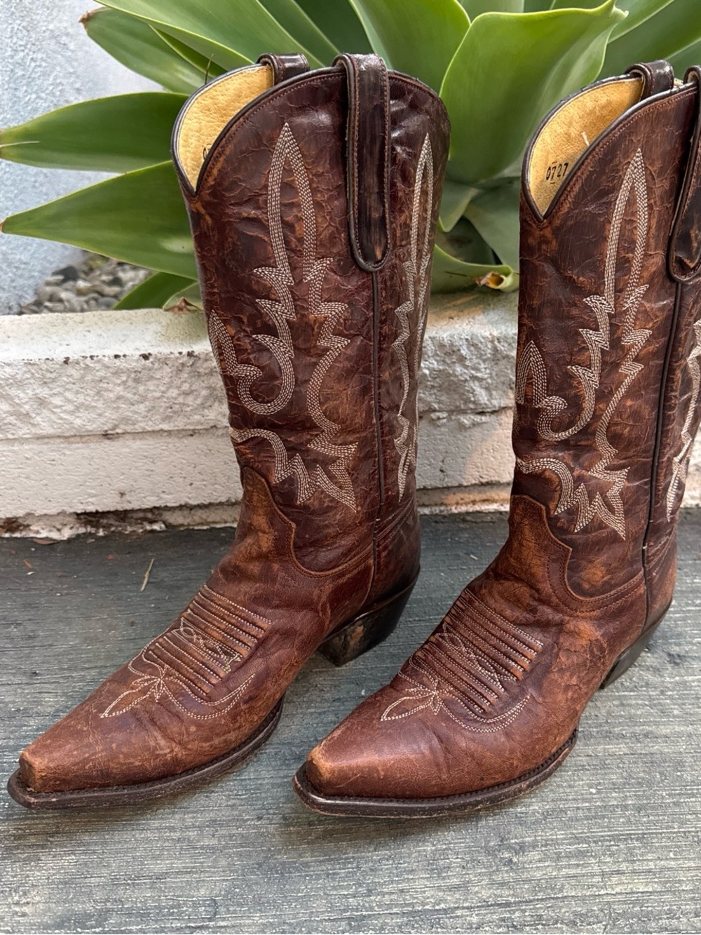 Brown leather cowboy boots with white stitching and leaf-like embroidery 8
